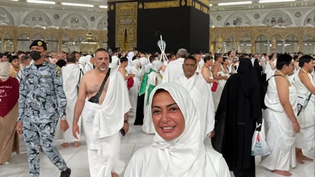 داليا مصطفى تؤدي مناسك العمرة