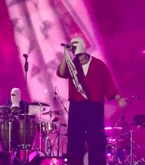 المطرب المقنع تووليت يحيي حفلاً غنائياً ويطلق ألبومه الجديد.. تفاصيل