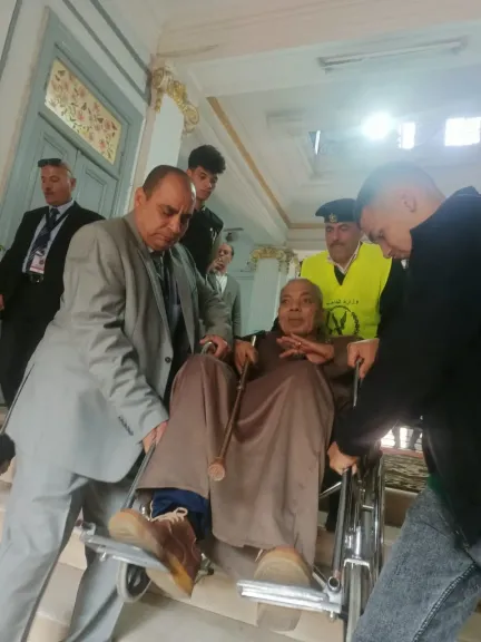 مساعدة إنسانية لكبار السن داخل لجان الاقتراع بالمنوفية