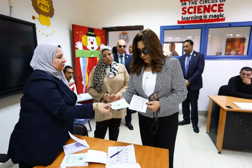 منال عوض تُدلي بصوتها وتشيد بوعي المصريين في انتخابات النواب 2025