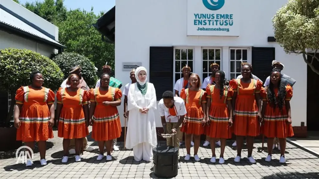 عقيلة الرئيس التركي تزور معهد ”يونس أمره” الثقافي في مدينة جوهانسبورج بجنوب إفريقيا