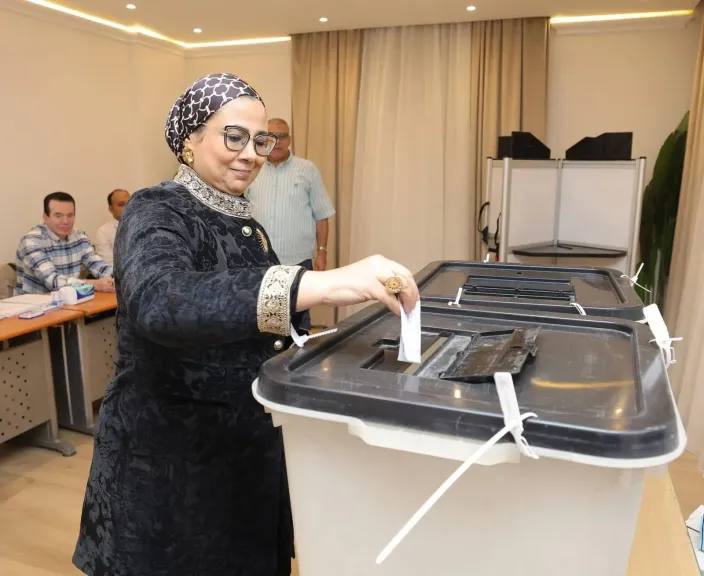 المستشارة أمل عمار تدلي بصوتها في المرحلة الثانية من انتخابات مجلس النواب 2025