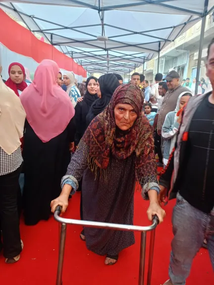 رغم الظروف الصحية.. كبار السن يضربون أروع الأمثلة في المشاركة الإنتخابية بالقليوبية