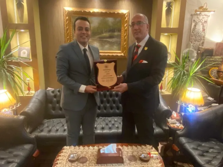 ”الصحفيين” تهدي درع النقابة لشركة ميناء القاهرة الجوي تقديرًا لتعاونها البنّاء