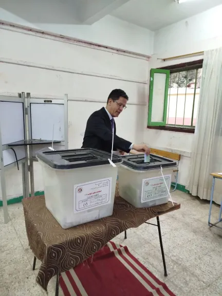 رئيس جامعة بنها يدلي بصوته في انتخابات مجلس النواب