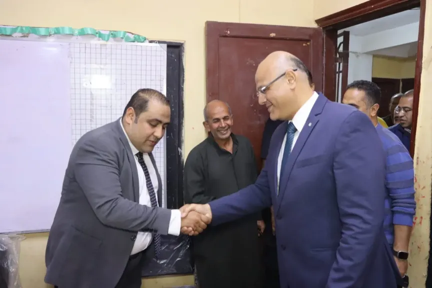 محافظ القليوبية يتابع سير العملية الإنتخابية مساءً في بنها والعبور ويشيد بوعي المواطنين