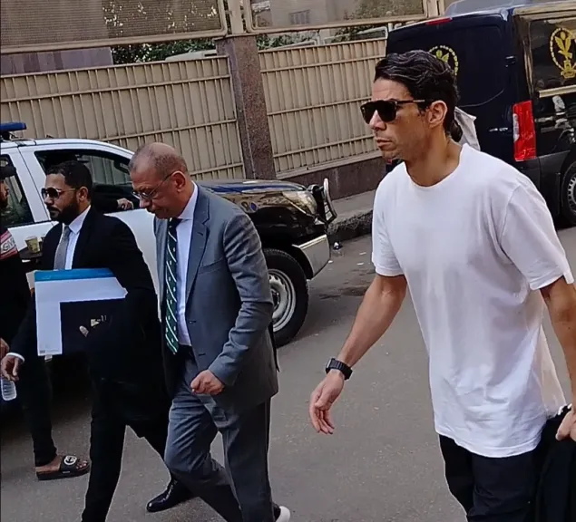 شريف إكرامي يُساند رمضان صبحي خلال محاكمته فى واقعة تزوير معهد أبو النمرس