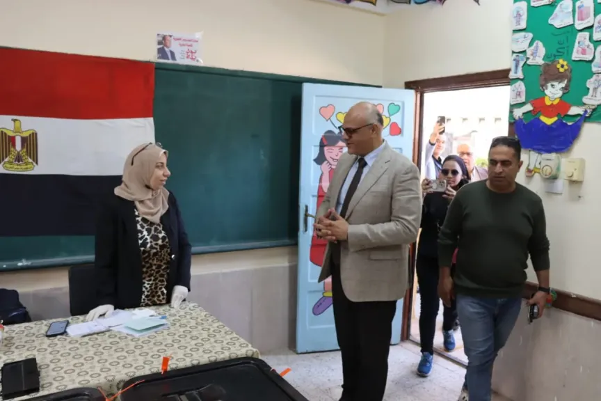 محافظ القليوبية يشيد بوعي المواطنين أثناء تفقد اللجان الإنتخابية ببنها في اليوم الثاني