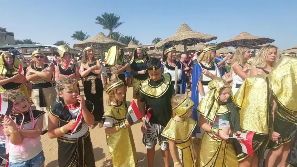 فنادق الغردقة تنظم مسيرة فرعونية لدعم وتنشيط السياحة وبالتزامن مع افتتاح المتحف المصري