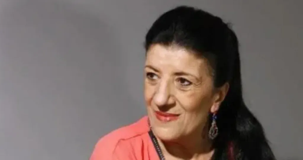 رحيل أيقونة الفن الجزائري بيونة عن عمر 73 عامًا