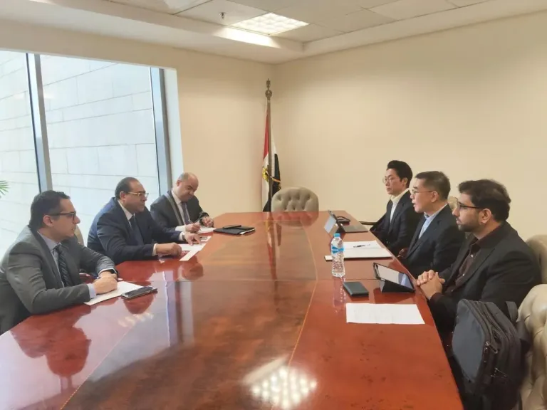 التمثيل التجاري المصري يبحث فرص الاستثمار وزيادة الصادرات خلال زيارة وفد سنغافوري للقاهرة