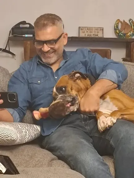 هتبقي في مكان أجمل يا حبيبي..هاني عادل يعلن وفاة كلبه برسالة مؤثرة