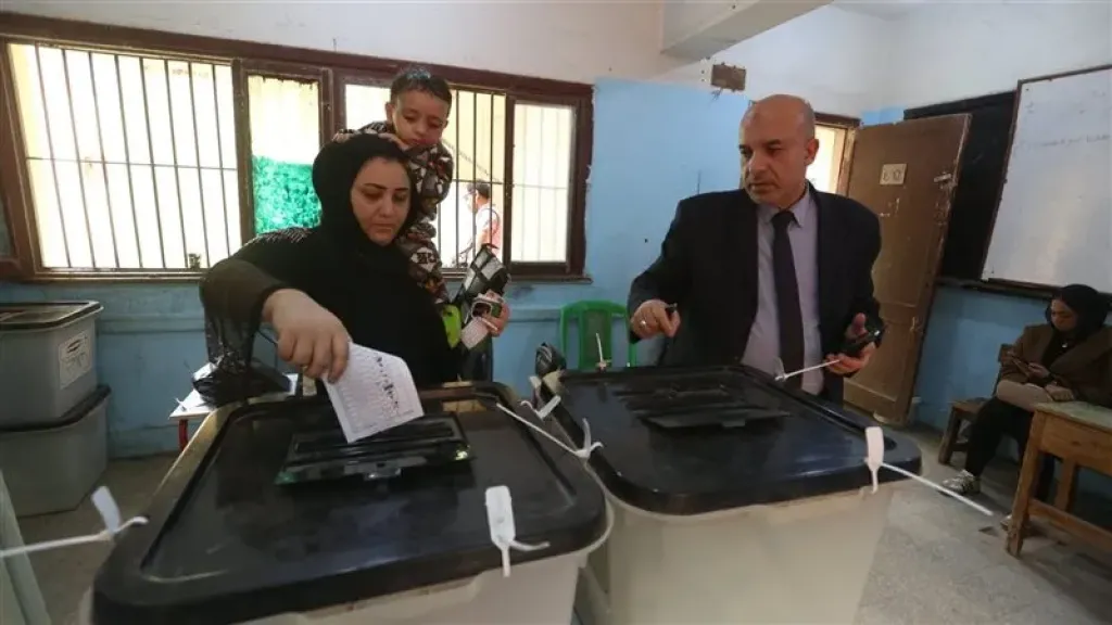 مشرفو لجنة بالبساتين يساندون الأمهات لتسهيل عملية التصويت