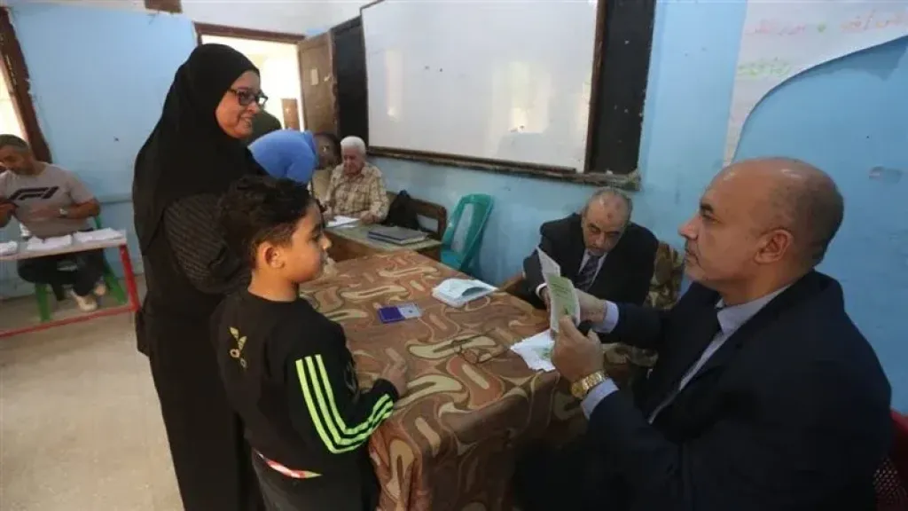 مشاهد إنسانية بلجنة المساكن بالبساتين.. أمهات يشاركن في التصويت برفقة أطفالهن