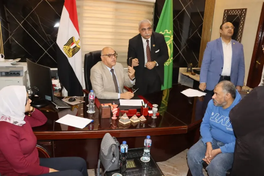رغم سير الانتخابات.. محافظ القليوبية يصر على عقد لقائه الجماهيري الأسبوعي بقليوب لحل فوري لمشكلات المواطنين