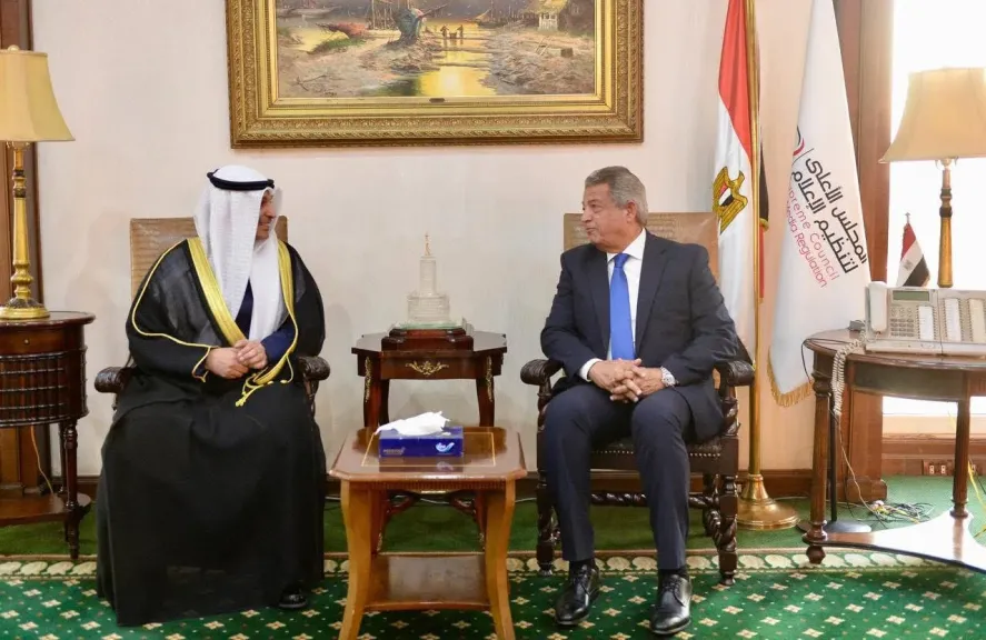 رئيس “الأعلى للإعلام” ونظيره الكويتي يبحثان سُبل التعاون المشترك