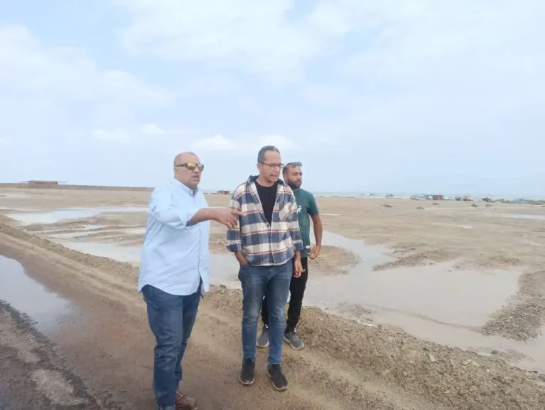 رئيس مدينة مرسى علم يشرف على إزالة آثار الاطماءات الناتجة عن السيول