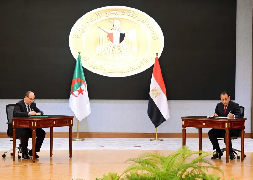 جانب من التوقيع