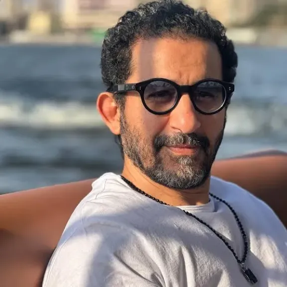 أحمد حلمى يطلب الدعاء لعمة الراحل ”أحمد عواد ” ..ويعلن موعد ومكان أقامة العزاء