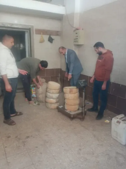 ضبط كميات كبيرة من المواد الغذائية الفاسدة بدمنهور قبل وصولها للأسواق