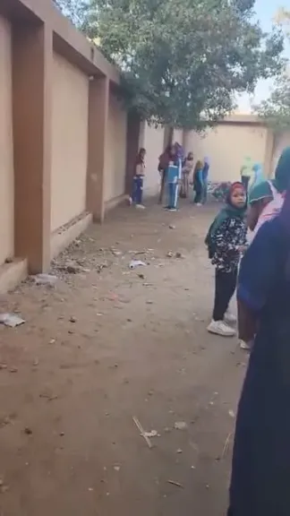 التلاميذ بيصرخوا داخل الحوش.. استغاثة قرية الحجيرات بقنا: كل معلمين مدرسة الأزهر غائبين وسايبين أولادنا يضربوا بعض