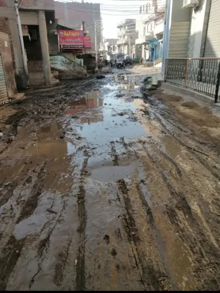 تسريب مياه يخنق الحياة اليومية بقرية الطرفاية بالبدرشين.. والشارع الرئيسي يتحول إلى “نقطة خطر”