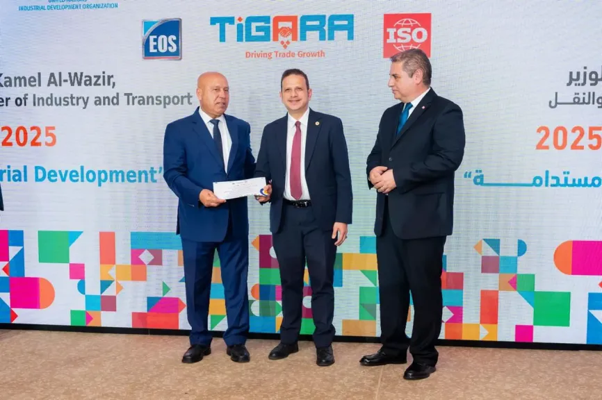 الفريق كامل الوزير يكرم المهندس رامي غالي لجهوده في تطوير المواصفات القياسية والجودة