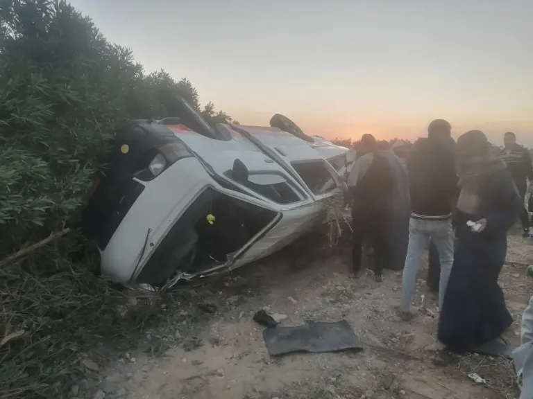 بينهم صغار.. إصابة 8 أشخاص إثر حادث انقلاب سيارة ميكروباص على صحراوي قنا