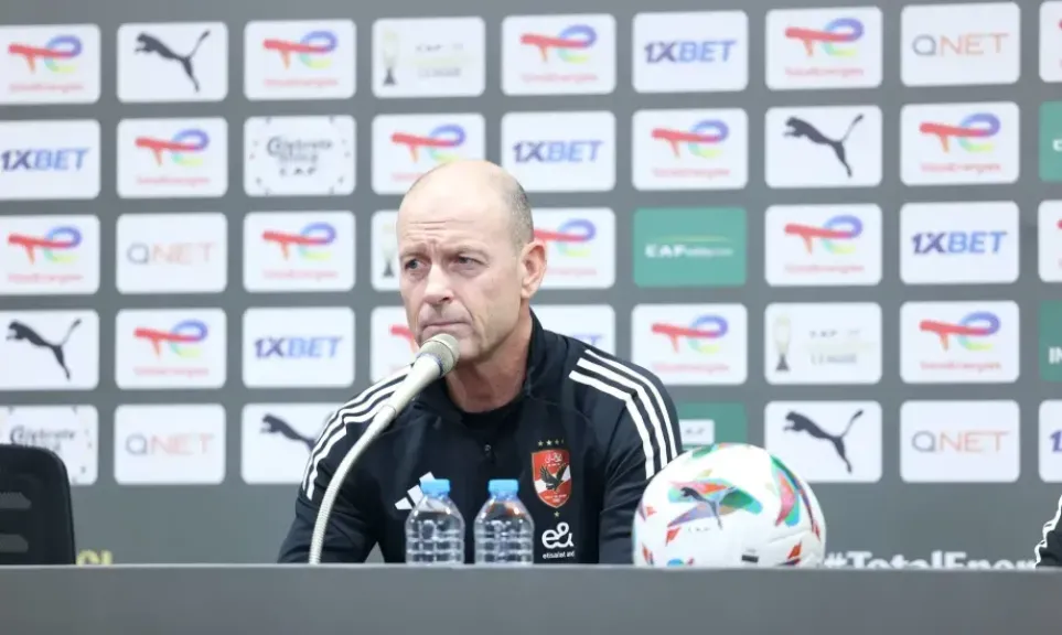 محاضرة فنية للاعبي الأهلي قبل التحرك إلى ملعب مولاي الحسن