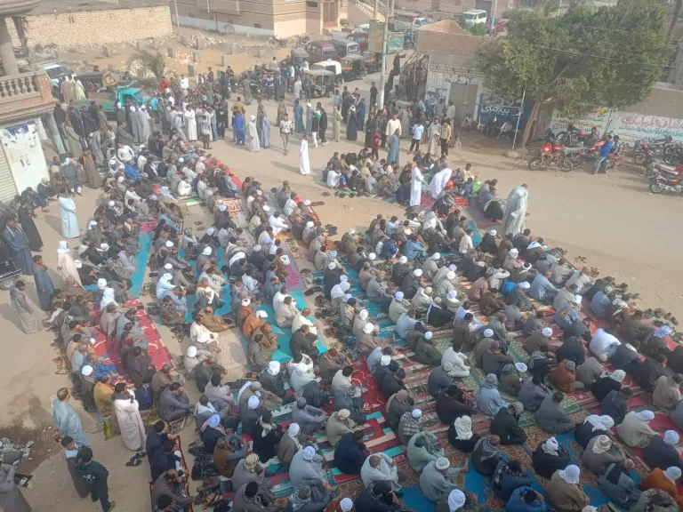 تشييع جثمان شاب توفى في حادث انقلاب سيارة أثناء عمله بالسعوديه بمسقط رأسه في أبو ناعورة بالفيوم