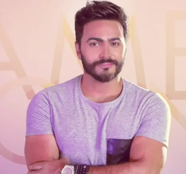 تامر حسني يطمئن جمهوره: “أنا الحمد لله بخير ومافيش خطأ طبي”