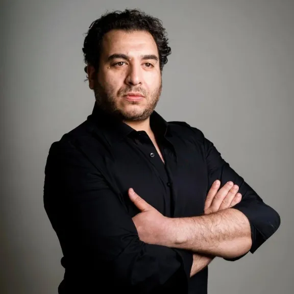 التينور المصري العالمي رجاء الدين أحمد لـ ”جريدة النهار”: مشاركتي بإحتفالية المتحف المصري الكبير فخر لي وقدمنا الغناء الأوبرالي لنخاطب العالم كله