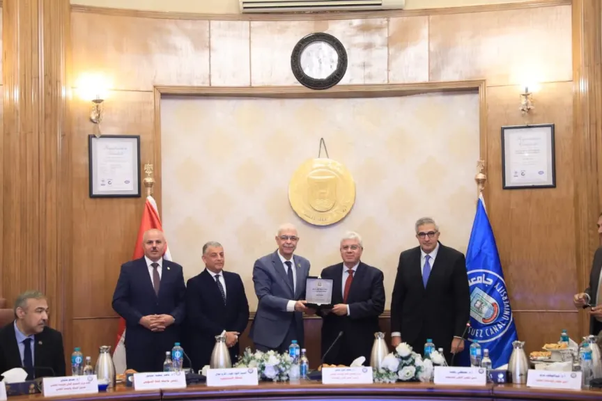 جامعة المنوفية تفوز بالمركز الثالث فى مسابقة أفضل جامعة صديقة للبيئة ورئيس الجامعة يتسلم الدرع من وزير التعليم العالي