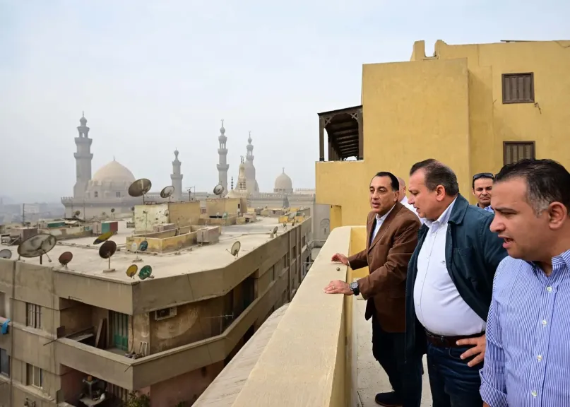 رئيس الوزراء يتفقد أعمال إعادة إحياء منطقة ”درب اللبانة”