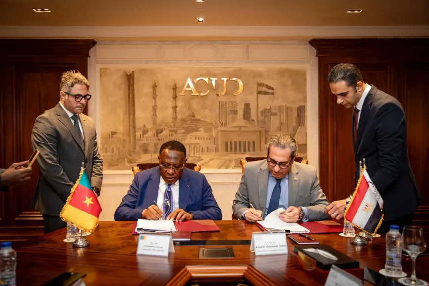 جانب من التوقيع 