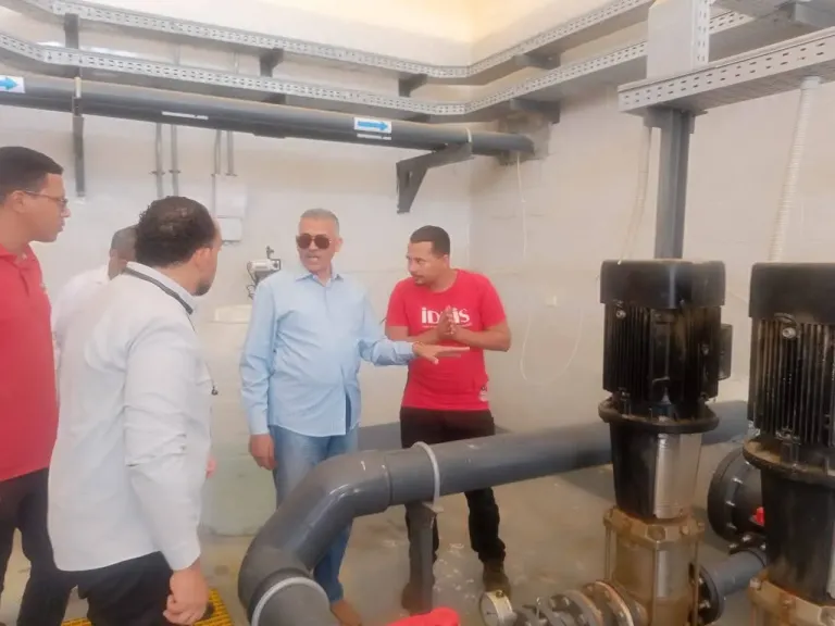 جولة ميدانية لرئيس مدينة القصير لمتابعة منشآت مياه الشرب والتحلية