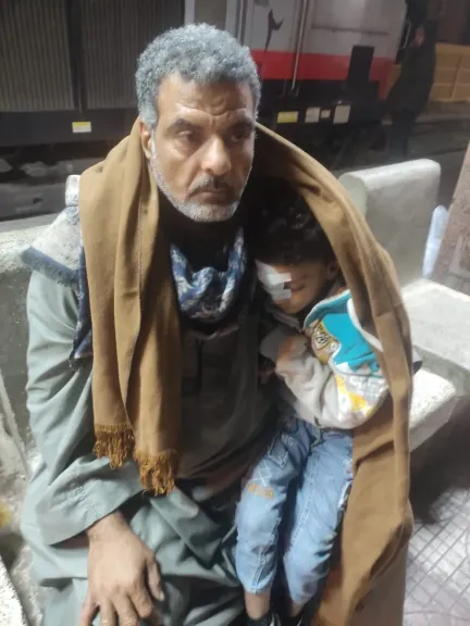 فقد عينه داخل مدرسة بقنا.. التلميذ عمر في حضن والده خلال سفره للعلاج في القاهرة