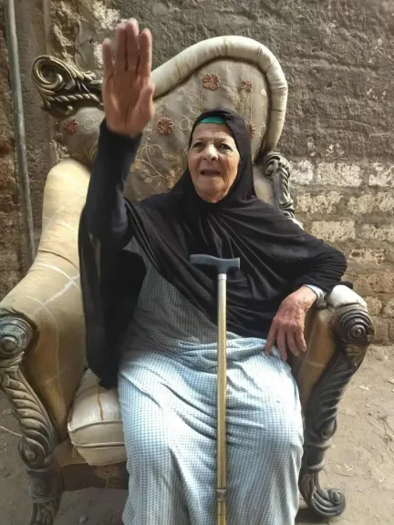 تخفت بإرتداء النقاب وكتمت أنفاسها.. المتهمة بقتل الحاجة ”عايدة” تمثل جريمتها أمام جهات التحقيق في قنا