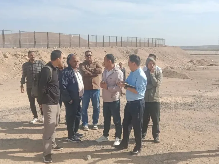 تفقد موقع إنشاء مصنع للأسمدة والكيماويات بمنطقة أم الحويطات بسفاجا