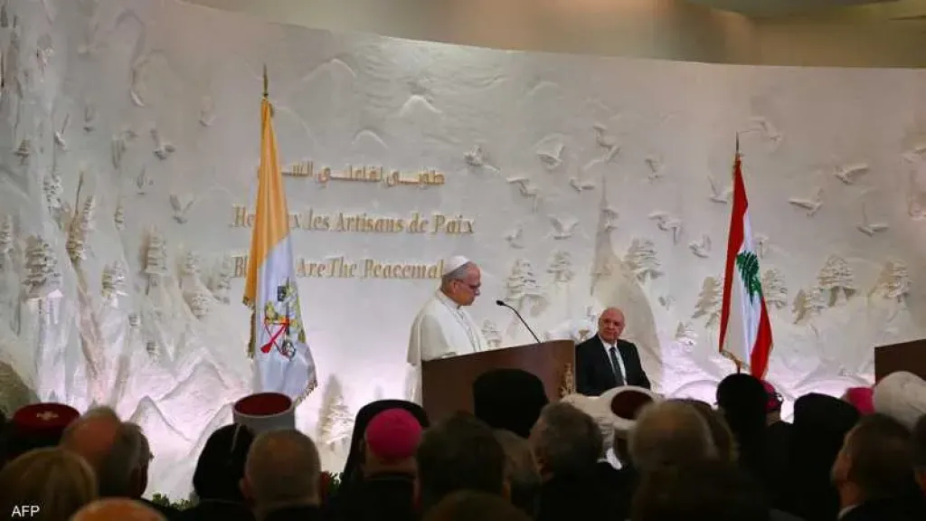 بابا الفاتيكان يدعو اللبنانيين إلى الأمل والسلام