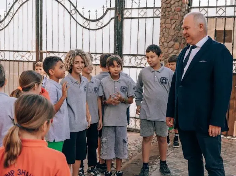 زايتشيكوف يزور المدارس الروسية بالغردقة
