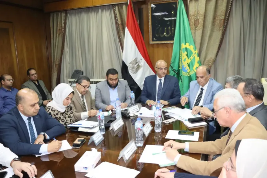 بهدف الإرتقاء بالمظهر الحضارى.. ”عطية” يعقد اجتماعا لمتابعة منظومة النظافة بشبرا الخيمة والخصوص