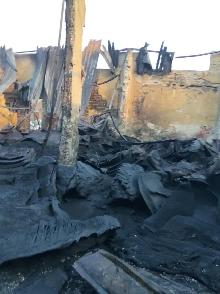 8 سيارات إطفاء للسيطرة على حريق مخزن بلاستيك بالعكرشة.. ووفاة شخصين