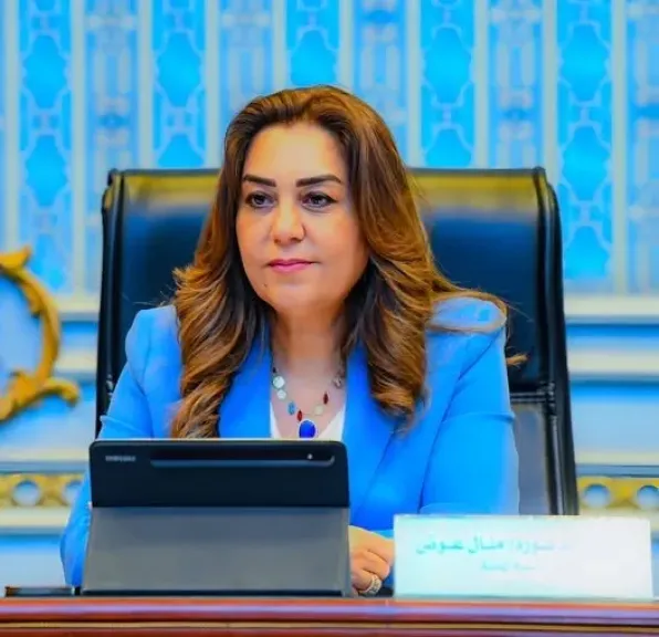 منال عوض تستعرض تقريراً حول أبرز جهود وحدة السكان المركزية بالوزارة في شهر نوفمبر 2025