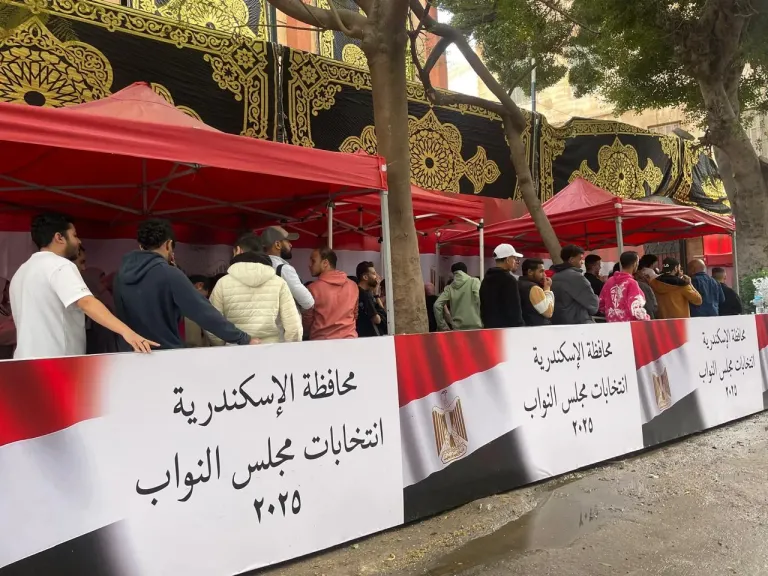 إقبال واسع من الناخبين خلال الساعات الأولى على لجان الاقتراع بالإسكندرية