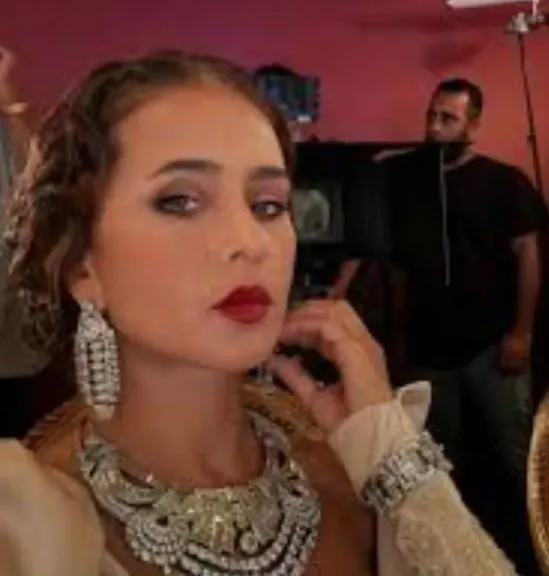 بالمجوهرات.. نيللي كريم تروج لشخصيتها في فيلم ”الست” عبر إنستجرام