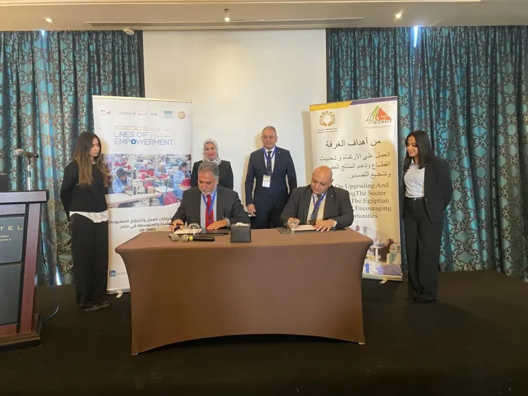 جانب من التوقيع