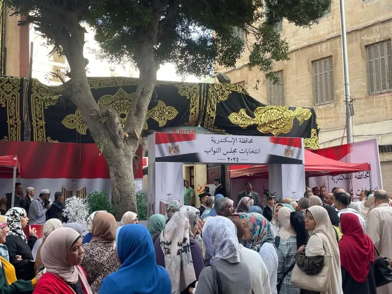 المرأة تتصدر المشهد الانتخابي في اليوم الأول من إعادة النواب بالإسكندرية