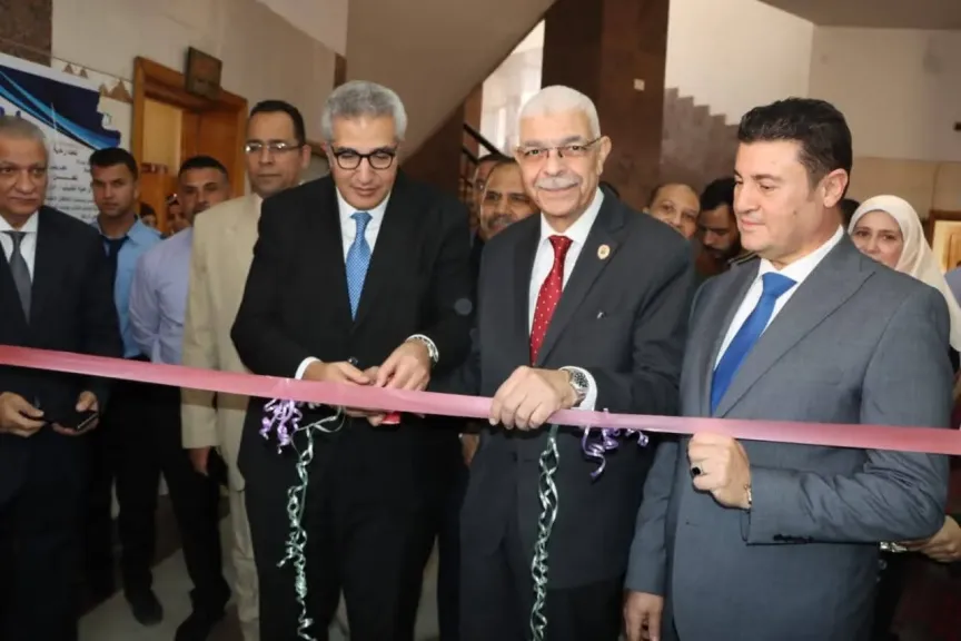 رئيس جامعة المنوفية والأمين العام للمجلس الأعلى للجامعات يتفقدان معرض توطين وتطوير المشروعات الحرفية