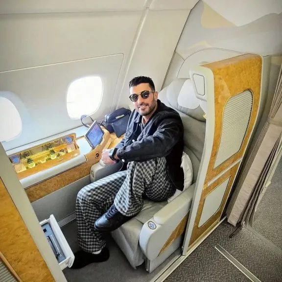 بصور من الطائرة مع مقتنياته.. محمد سامي يتجه للمملكة السعودية لحضور مهرجان البحر الأحمر السينمائي